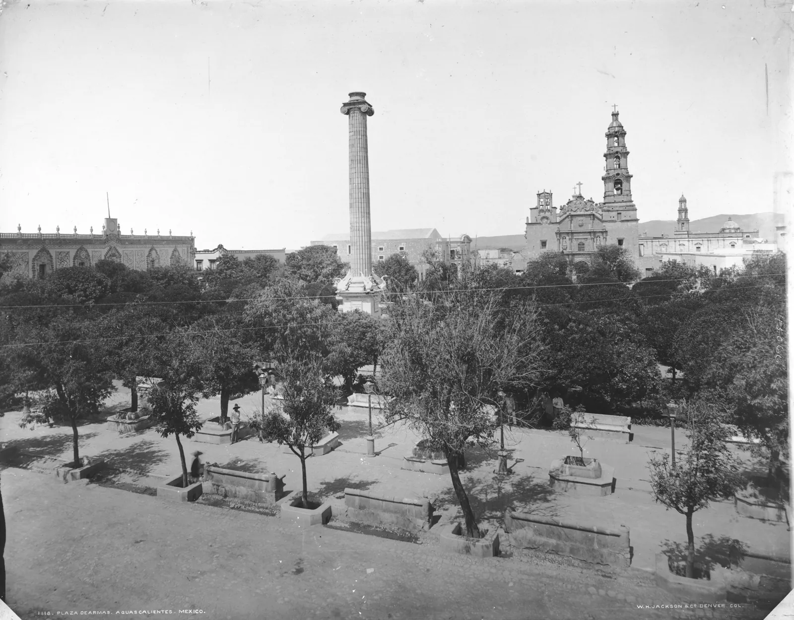 Plaza de Armas de Aguascalientes con la columna central, el Palacio de Gobierno y la catedral
