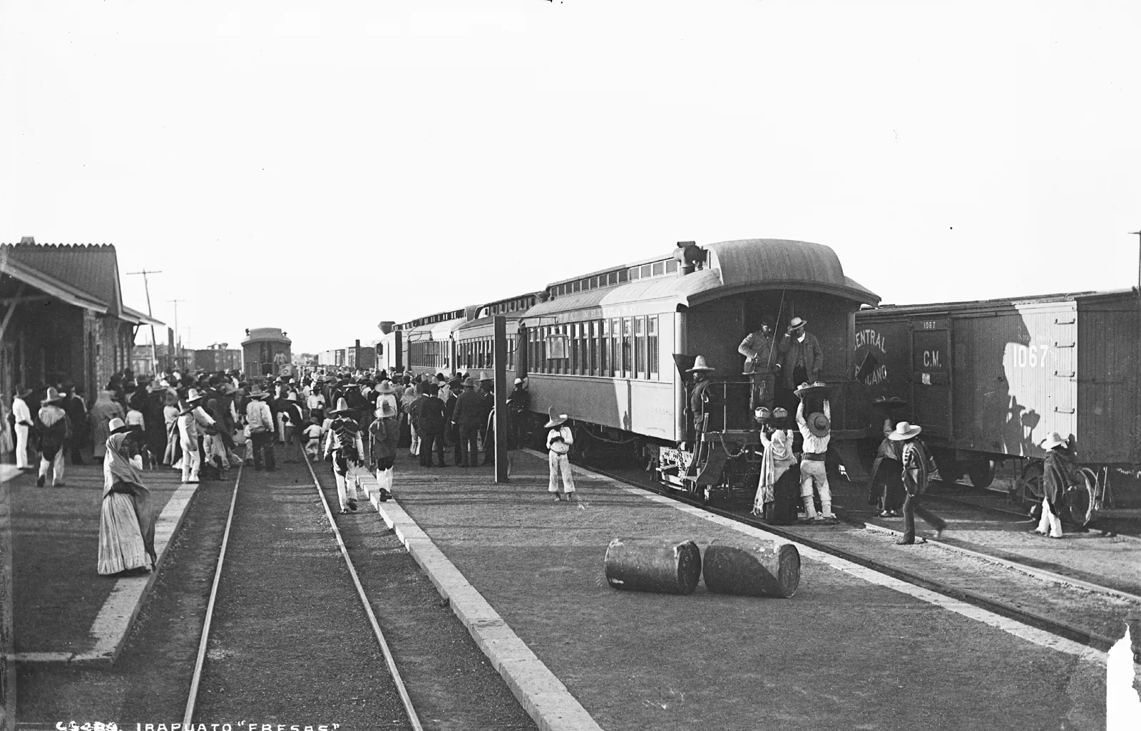 Vendedores ofrecen canastas de fresas a los pasajeros de un tren en la estación de Irapuato, fotografía de William Henry Jackson