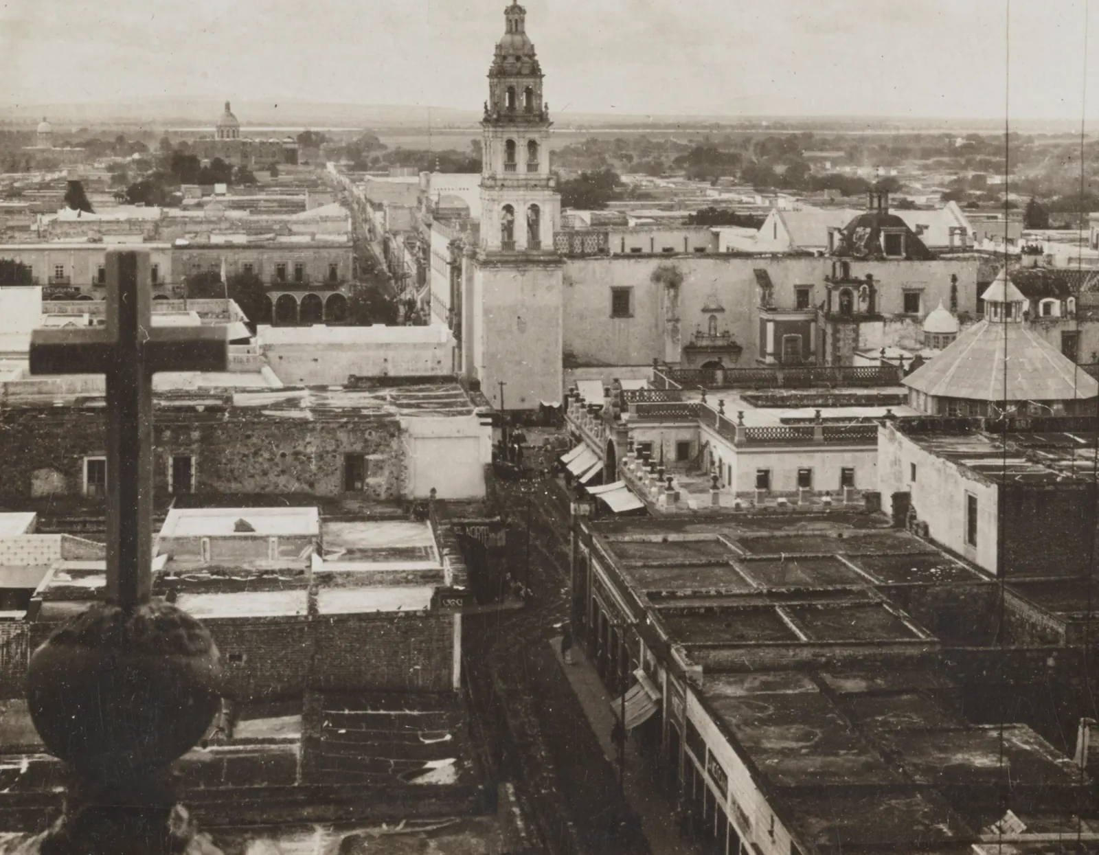 Vista de León hacia el sur desde la catedral, con azoteas y torres del centro