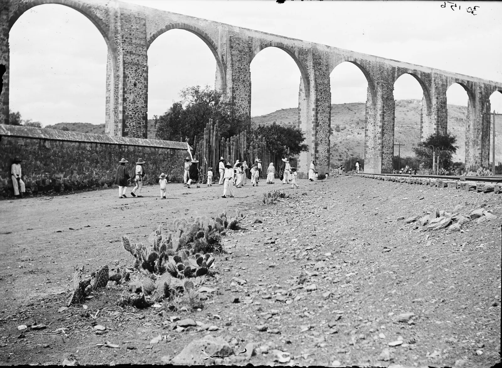 Arcos del acueducto de Querétaro con una vía de ferrocarril al pie