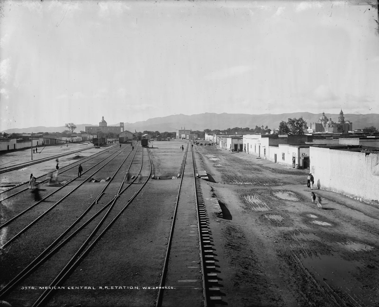 Patio de vías de la estación del Ferrocarril Central Mexicano en San Luis Potosí, fotografía de William Henry Jackson